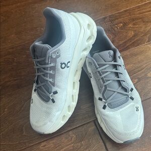 On Running Women’s Athletic Shoes in White and Gray